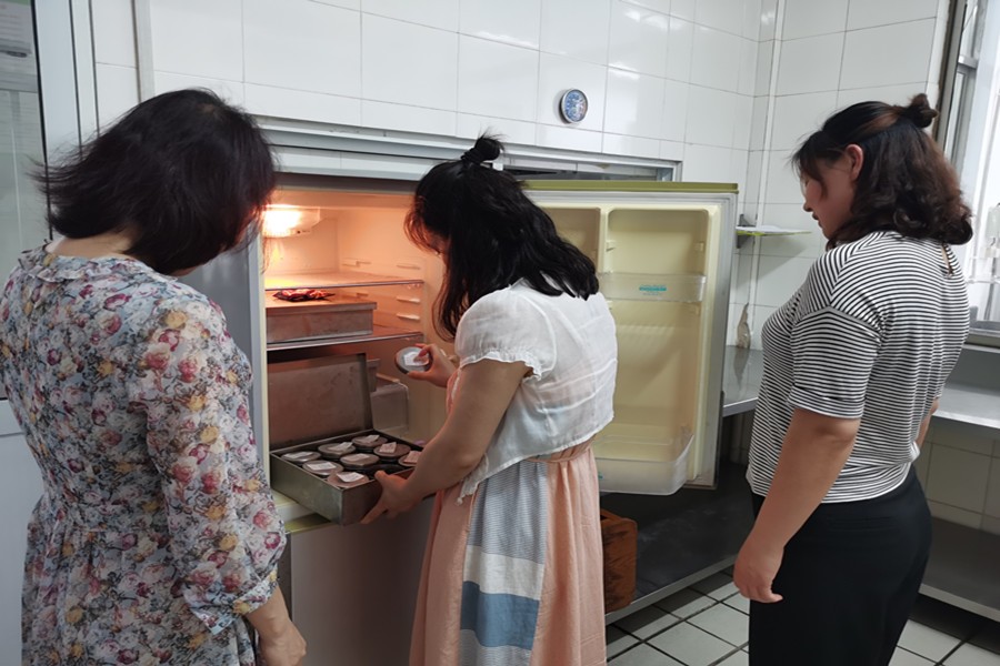 尚俭崇信 守护阳光下的盘中餐——记城区幼儿园“食品安全宣传周”活动