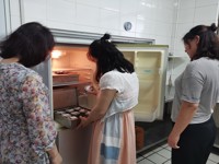 尚俭崇信 守护阳光下的盘中餐——记城区幼儿园“食品安全宣传周”活动